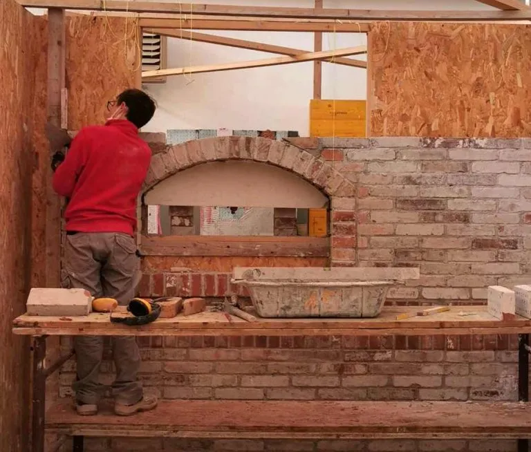 alunno esegue lavori di muratura