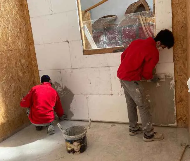 alunni eseguono la posa di un cappotto termico
