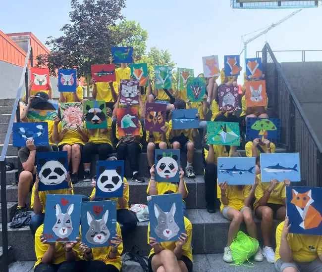 alunni mostrano dei lavori artistici
